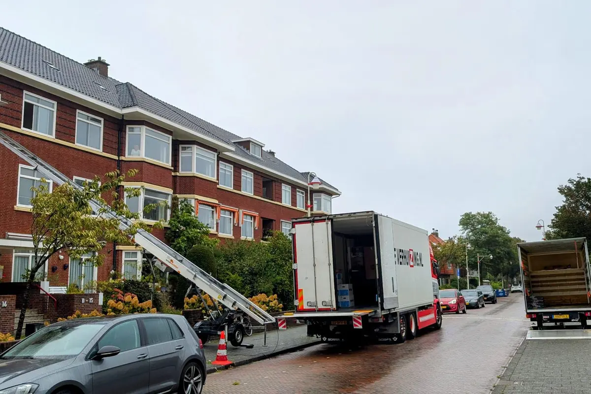 Verhuislift in actie op Haags herenhuis